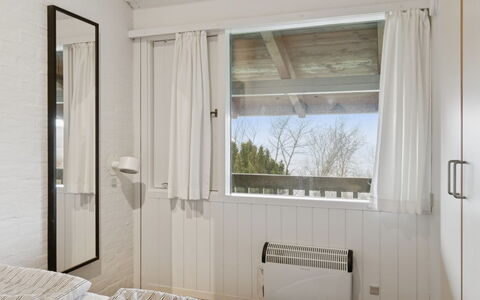 Arnt - 100M from the Sea: Interieur Ontwerp, Hout, Verdieping, Slaapkamer, Flooring, Bed, Textiel, Plafond, Meubilair, Linens