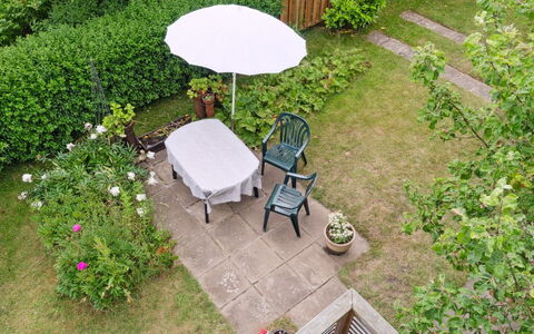 Elso - 5Km from the Sea: Tuin, Struik, Buitenmeubels, Meubilair, Buitentafel, Groundcover, Backyard, Stoel, Gazon