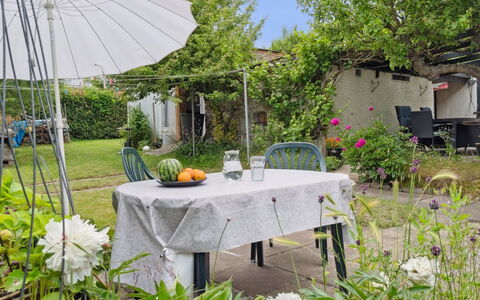 Elso - 5Km from the Sea: Meubilair, Buitenmeubels, Tafel, Stoel, Paraplu, Buitentafel, Struik, Tuin, Schaduw