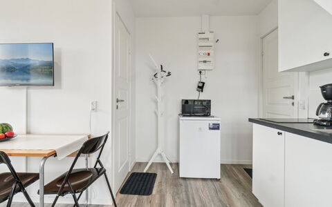 Elso - 5Km from the Sea: Flooring, Interieur Ontwerp, Verdieping, Meubilair, Plafond, Kamer, Houten Vloer, Keuken, Major Appliance, Appartement