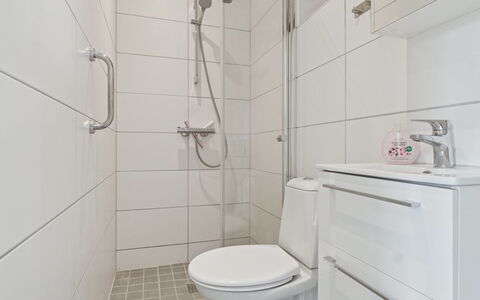 Elso - 5Km from the Sea: Badkamer, Loodgieterswerkinrichting, Flooring, Wc Bril, Toilet, Verdieping, Interieur Ontwerp, Wastafel, Loodgieter, Wastafel In De Badkamer