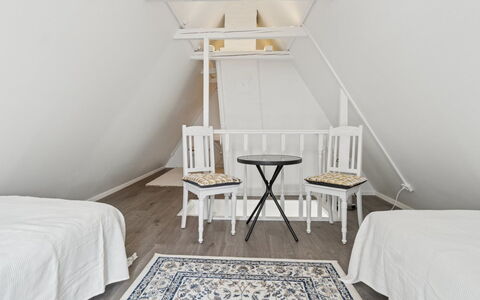 Elso - 5Km from the Sea: Flooring, Verdieping, Interieur Ontwerp, Meubilair, Hout, Slaapkamer, Plafond, Bed, Verlichting, Kamer