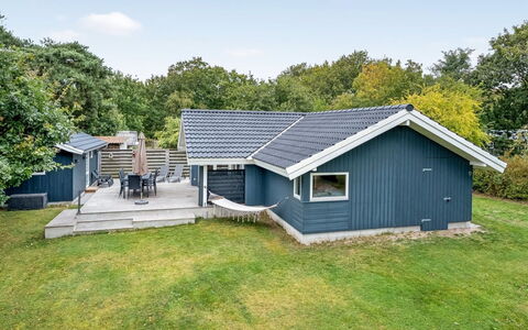Vilmar - 250M from the Sea: Woongebied, Struik, Huis, Huis, Tuin, Landgoed, Schaduw, Landscaping, Gazon