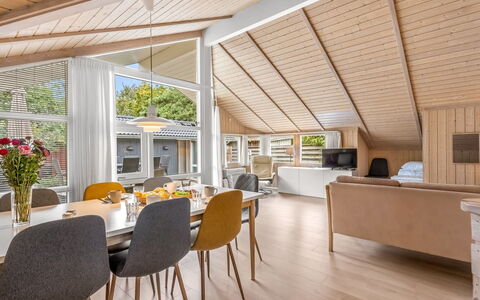 Vilmar - 250M from the Sea: Woongebied, Struik, Huis, Huis, Tuin, Landgoed, Schaduw, Landscaping, Gazon