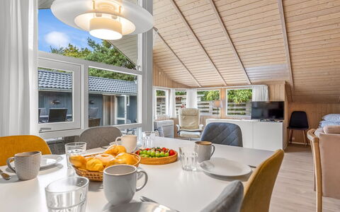 Vilmar - 250M from the Sea: Woongebied, Struik, Huis, Huis, Tuin, Landgoed, Schaduw, Landscaping, Gazon