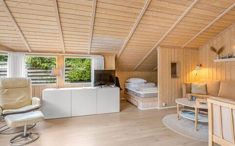 Vilmar - 250M from the Sea: Woongebied, Struik, Huis, Huis, Tuin, Landgoed, Schaduw, Landscaping, Gazon