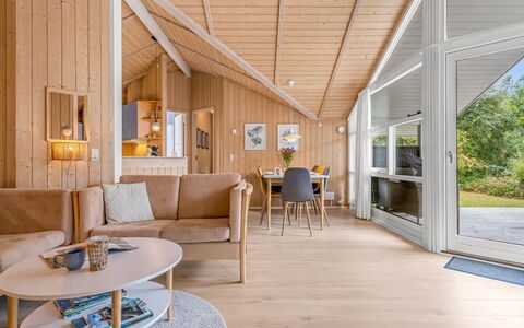 Vilmar - 250M from the Sea: Woongebied, Struik, Huis, Huis, Tuin, Landgoed, Schaduw, Landscaping, Gazon