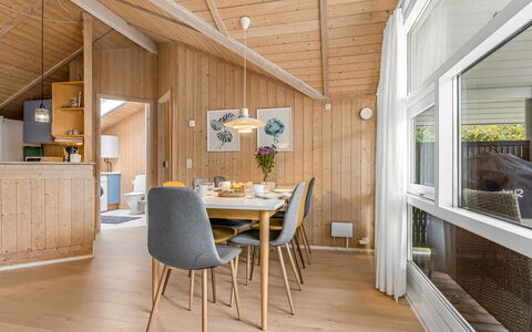 Vilmar - 250M from the Sea: Woongebied, Struik, Huis, Huis, Tuin, Landgoed, Schaduw, Landscaping, Gazon