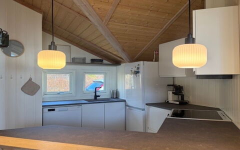 Vilmar - 250M from the Sea: Woongebied, Struik, Huis, Huis, Tuin, Landgoed, Schaduw, Landscaping, Gazon