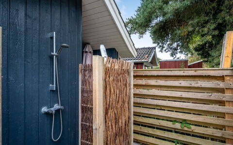 Vilmar - 250M from the Sea: Woongebied, Struik, Huis, Huis, Tuin, Landgoed, Schaduw, Landscaping, Gazon