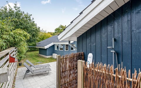 Vilmar - 250M from the Sea: Woongebied, Struik, Huis, Huis, Tuin, Landgoed, Schaduw, Landscaping, Gazon