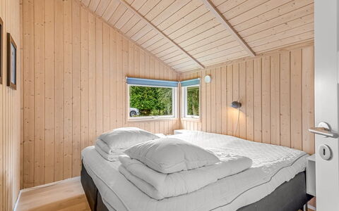Vilmar - 250M from the Sea: Hout, Slaapkamer, Interieur Ontwerp, Plafond, Bed, Huis, Verdieping, Kamer, Bedding, Laken