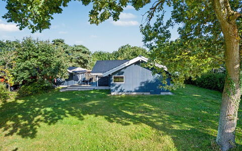 Vilmar - 250M from the Sea: Blauw, Gras, Struik, Huis, Verblijf, Tuin, Groundcover, Gazon, Landgoed, Schaduw