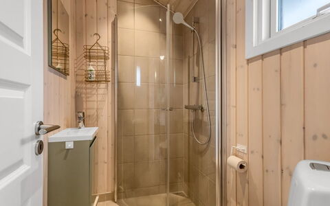 Vilmar - 250M from the Sea: Flooring, Verdieping, Muur, Hout, Loodgieterswerkinrichting, Interieur Ontwerp, Badkamer, Plafond, Toilet, Kamer