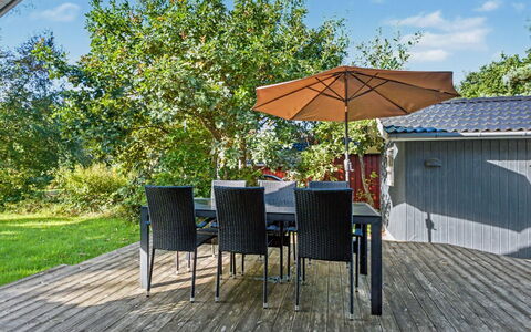 Vilmar - 250M from the Sea: Meubilair, Buitenmeubels, Struik, Stoel, Tuin, Schaduw, Buitentafel, Dek, Hardwood
