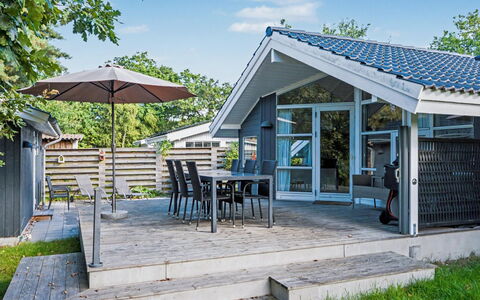 Vilmar - 250M from the Sea: Huis, Dak, Schaduw, Verblijf, Buitenmeubels, Dek, Tuin, Garden Gebouwen, Outdoor Structuur, Landgoed