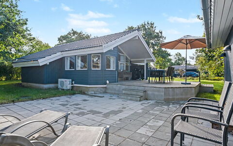 Vilmar - 250M from the Sea: Huis, Dak, Schaduw, Verblijf, Landgoed, Veranda, Landscaping, Werf, Siding, Tuin