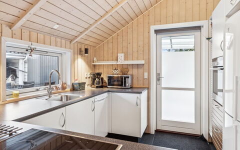 Loreia - 350M from the Sea: Hout, Keuken, Major Appliance, Countertop, Loodgieterswerkinrichting, Huis, Plafond, Toestel Van De Keuken, Kraan, Loodgieter