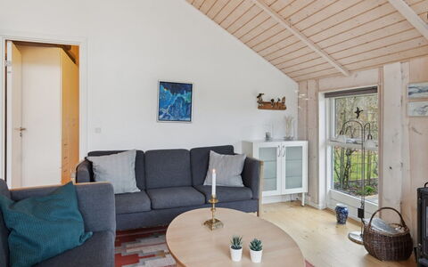 Loreia - 350M from the Sea: Flooring, Hout, Meubilair, Interieur Ontwerp, Verdieping, Plafond, Bankstel, Kamer, Woonkamer, Houten Vloer