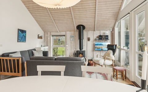 Loreia - 350M from the Sea: Meubilair, Interieur Ontwerp, Flooring, Hout, Verdieping, Plafond, Stoel, Woonkamer, Houten Vloer, Huis