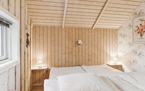 Loreia - 350M from the Sea: Hout, Slaapkamer, Interieur Ontwerp, Bed, Plafond, Meubilair, Verdieping, Huis, Bedding, Laken