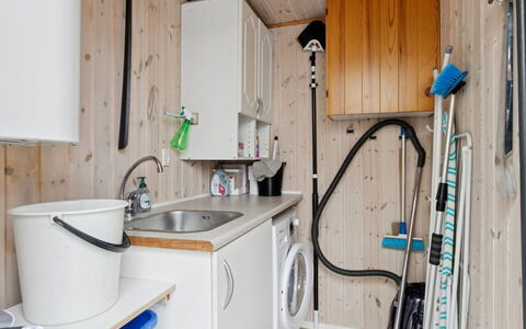 Loreia - 350M from the Sea: Flooring, Verdieping, Kamer, Wasmachine, Loodgieterswerkinrichting, Loodgieter, Machine, Wasruimte, Major Appliance, Wastafel