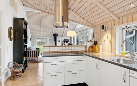 Loreia - 350M from the Sea: Hout, Keuken, Plafond, Interieur Ontwerp, Countertop, Flooring, Lichte Inrichting, Huis, Cabinetry, Toestel Van De Keuken