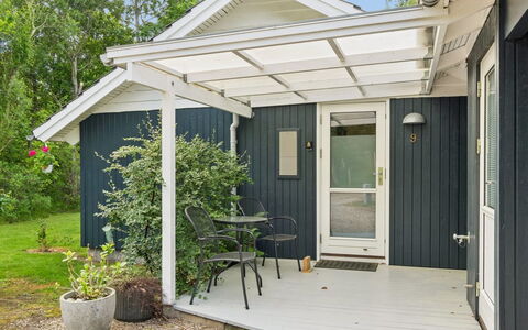 Loreia - 350M from the Sea: Deur, Siding, Huis, Huis, Verblijf, Tuin, Schaduw, Werf, Veranda, Backyard