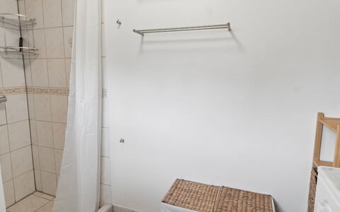 Elisej - 350M from the Sea: Flooring, Verdieping, Interieur Ontwerp, Kamer, Loodgieterswerkinrichting, Loodgieter, Plafond, Appartement, Douchegordijn, Tegel