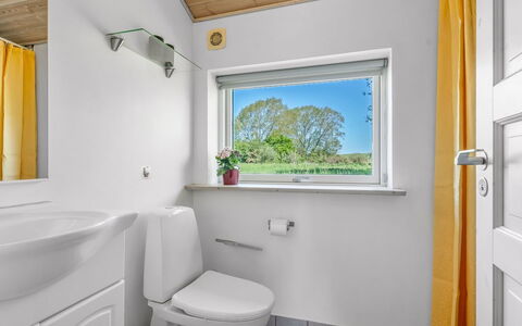 Svenne - 600M from the Sea: Loodgieterswerkinrichting, Flooring, Verdieping, Loodgieter, Plafond, Kraan, Badkamer, Toilet, Wastafel, Wastafel In De Badkamer