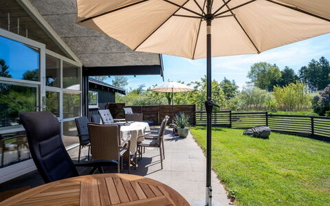 Svenne - 600M from the Sea: Meubilair, Buitenmeubels, Stoel, Buitentafel, Schaduw, Tafel, Veranda, Keuken En Eettafel, Paraplu, Dek