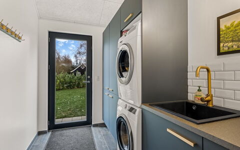Martin - 800M from the Sea: Woongebied, Struik, Huis, Huis, Tuin, Landgoed, Schaduw, Landscaping, Gazon