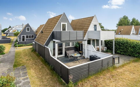 Tavita - 100M from the Sea: Dak, Huis, Huis, Verblijf, Deur, Siding, Landgoed, Gazon, Werf, Veranda