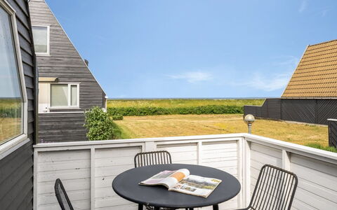 Tavita - 100M from the Sea: Dak, Huis, Huis, Verblijf, Deur, Siding, Landgoed, Gazon, Werf, Veranda