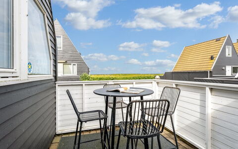 Tavita - 100M from the Sea: Dak, Huis, Huis, Verblijf, Deur, Siding, Landgoed, Gazon, Werf, Veranda