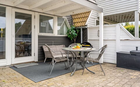 Tavita - 100M from the Sea: Dak, Huis, Huis, Verblijf, Deur, Siding, Landgoed, Gazon, Werf, Veranda