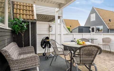 Tavita - 100M from the Sea: Dak, Huis, Huis, Verblijf, Deur, Siding, Landgoed, Gazon, Werf, Veranda