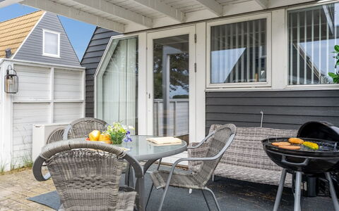 Tavita - 100M from the Sea: Dak, Huis, Huis, Verblijf, Deur, Siding, Landgoed, Gazon, Werf, Veranda