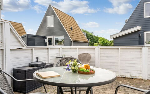 Tavita - 100M from the Sea: Dak, Huis, Huis, Verblijf, Deur, Siding, Landgoed, Gazon, Werf, Veranda