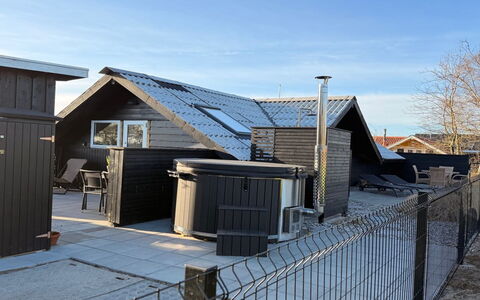 Kajsa - 150M from the Sea: Woongebied, Struik, Huis, Huis, Tuin, Landgoed, Schaduw, Landscaping, Gazon