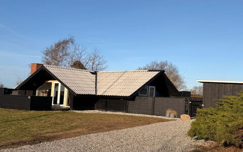 Kajsa - 150M from the Sea: Woongebied, Struik, Huis, Huis, Tuin, Landgoed, Schaduw, Landscaping, Gazon