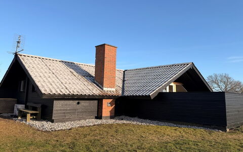 Kajsa - 150M from the Sea: Woongebied, Struik, Huis, Huis, Tuin, Landgoed, Schaduw, Landscaping, Gazon