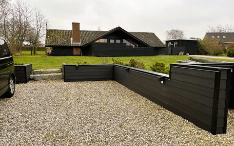 Kajsa - 150M from the Sea: Woongebied, Struik, Huis, Huis, Tuin, Landgoed, Schaduw, Landscaping, Gazon