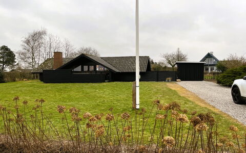 Kajsa - 150M from the Sea: Woongebied, Struik, Huis, Huis, Tuin, Landgoed, Schaduw, Landscaping, Gazon