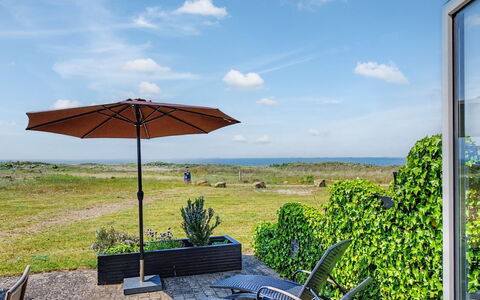 Suna - 95M from the Sea: Lucht, Meubilair, Buitenmeubels, Stoel, Tafel, Buitentafel, Schaduw, Keuken En Eettafel, Paraplu, Eco Hotel