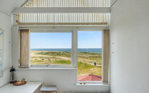 Suna - 95M from the Sea: Slaapkamer, Plafond, Bed, Daylighting, Bedding, Laken, Linens, Hoofdkussen