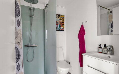 Suna - 95M from the Sea: Badkamer, Flooring, Loodgieterswerkinrichting, Verdieping, Interieur Ontwerp, Toilet, Badkamerkast, Loodgieter, Wc Bril, Tegel