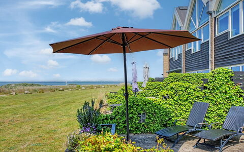 Suna - 95M from the Sea: Buitenmeubels, Paraplu, Meubilair, Stoel, Buitentafel, Schaduw, Tuin, Vrije Tijd, Eco Hotel, Werf