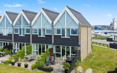 Suna - 95M from the Sea: Landgoed, Siding, Balkon