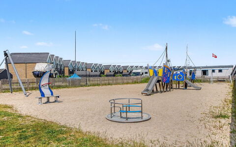 Suna - 95M from the Sea: Lucht, Blauw, Openbare Ruimte, Speeltoestel, Schaduw, Pool, Zand, Speelplaats, Hek